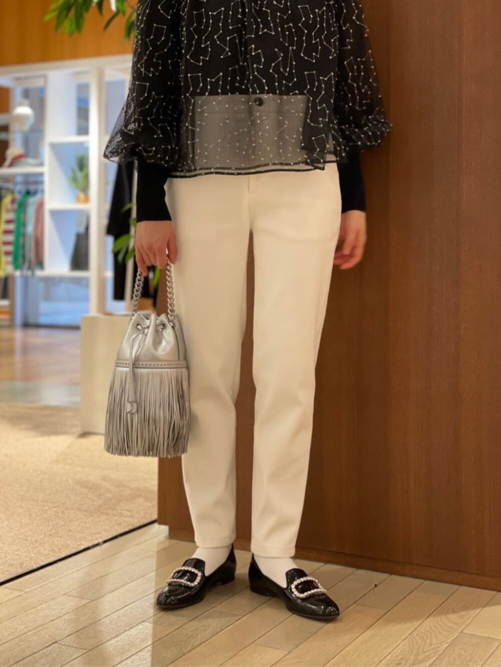 「TOMORROWLAND、トゥモローランド、TOMORROWLAND .B、ballsey、GALERIE VIE、J&M DAVIDSON、manolo blahnik、チェスターコート、ブラウス、チュールトップス、ビーズエンブロイダリー、エンブロイダリー」｜「TOMORROWLAND .BのTOMORROWLAND .B ウールダブルフェイス チェスターコート（チェスターコート、グリーン系）」を使った、Taniguchi_TOMORROWLANDさん（レディース・158cm）の冬コーディネートの6枚目の写真