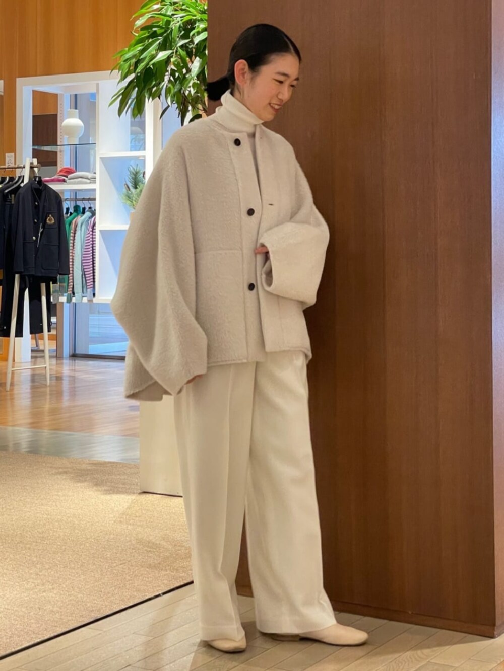 ホワイト系のその他アウター、ホワイト系のニット/セーター、ホワイト系のその他パンツを着用したレディースの秋コーディネートの2枚目の写真