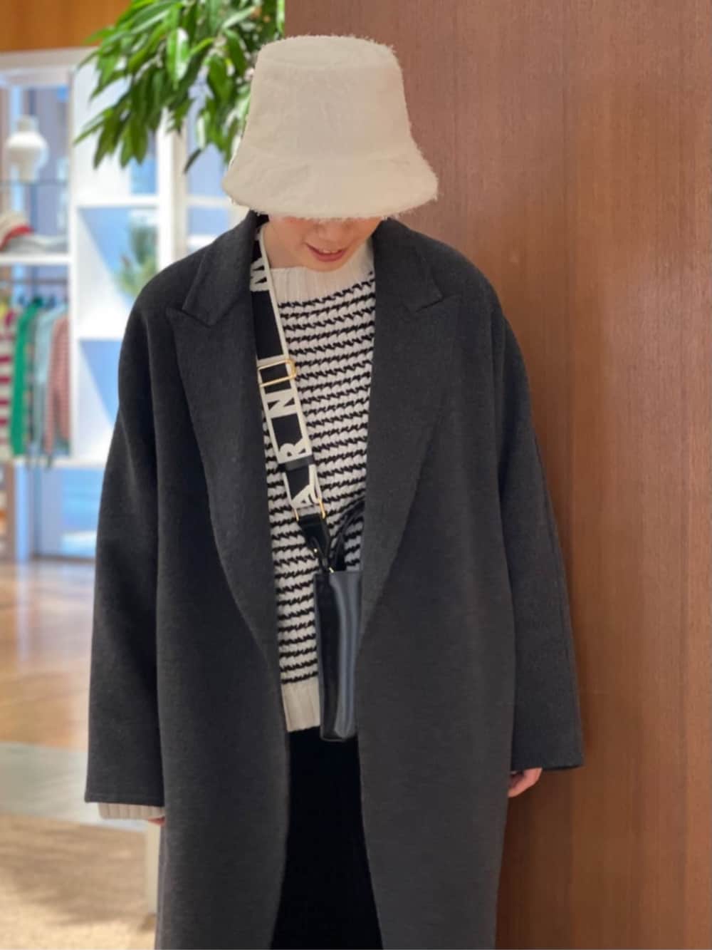 「TOMORROWLAND、トゥモローランド、caban、DES PRÉS、GALERIE VIE、La Maison de lyllis、MARNI、manolo blahnik、コクーンコート、ボーダーニット、ベロアパンツ、バケットハット、大人カジュアル、モノトーン」｜「DES PRESのウールモッサコクーンコート（ダッフルコート、グレー系）」を使った、Taniguchi_TOMORROWLANDさん（レディース・158cm）の冬コーディネートの3枚目の写真