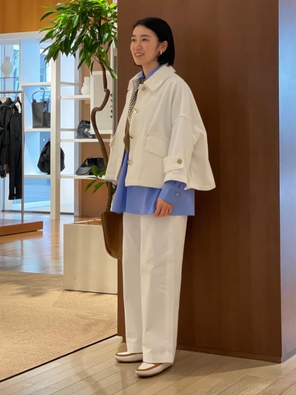 「TOMORROWLAND、トゥモローランド、MACKINTOSH、HUMBIE、別注、ブルーシャツ、スキッパーシャツ、MACPHEE、GALERIE VIE、AENEIS、Hender Scheme、大人カジュアル」｜「MACPHEEのコットンブロード スキッパーシャツ（シャツ/ブラウス、ブルー系）」を使った、Taniguchi_TOMORROWLANDさん（レディース・158cm）の冬コーディネートの4枚目の写真