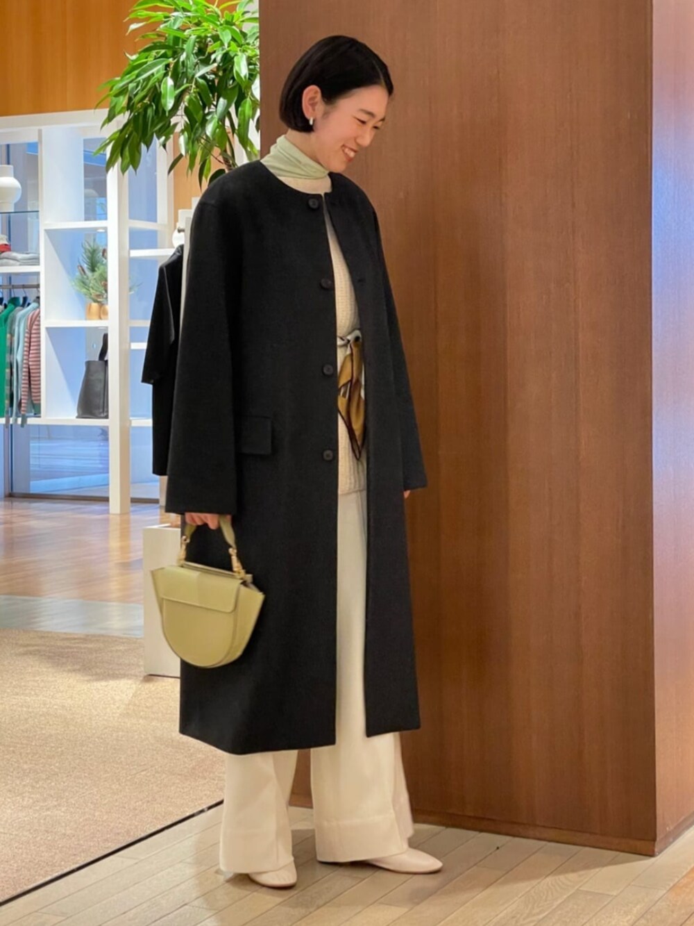 「TOMORROWLAND、トゥモローランド、MACPHEE、GALERIE VIE、ballsey、MARTINIANO、WANDLER、リブニット、ノーカラーコート、カシミヤコート、ホワイト、スカーフアレンジ」|「MACPHEEのウールサキソニー ハイウエストパンツ(その他パンツ、ホワイト系)」を使った、Taniguchi_TOMORROWLANDさん(レディース・158cm)の冬コーディネートの6枚目の写真