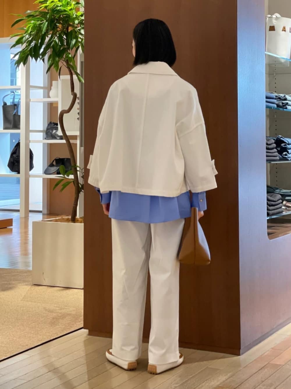 「TOMORROWLAND、トゥモローランド、MACKINTOSH、HUMBIE、別注、ブルーシャツ、スキッパーシャツ、MACPHEE、GALERIE VIE、AENEIS、Hender Scheme、大人カジュアル」｜「MACPHEEのコットンブロード スキッパーシャツ（シャツ/ブラウス、ブルー系）」を使った、Taniguchi_TOMORROWLANDさん（レディース・158cm）の冬コーディネートの3枚目の写真