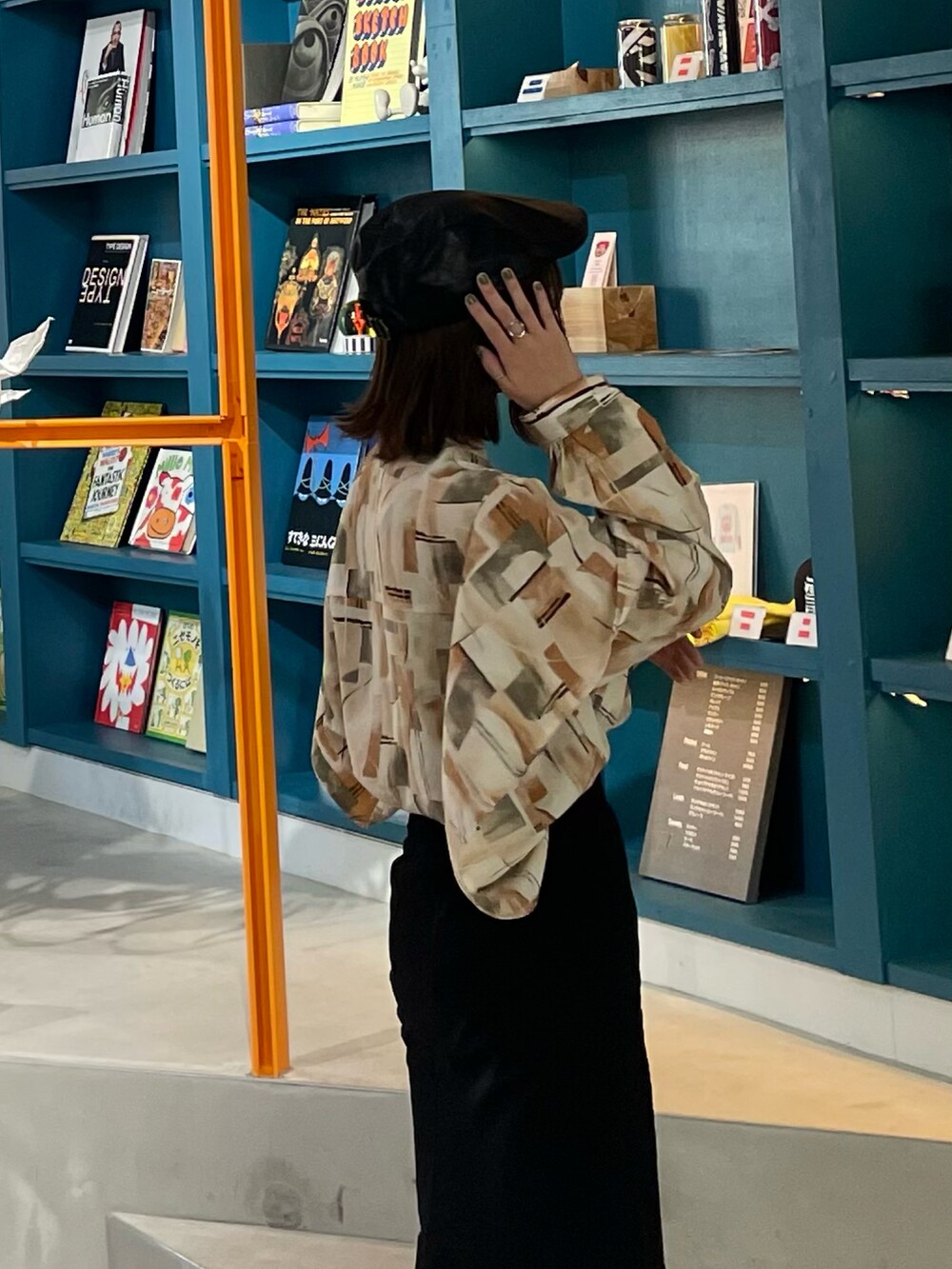 ブラック系のスカート、ブラウン系のシャツ/ブラウス、ブラック系のローファーを着用したレディースの秋コーディネートの2枚目の写真