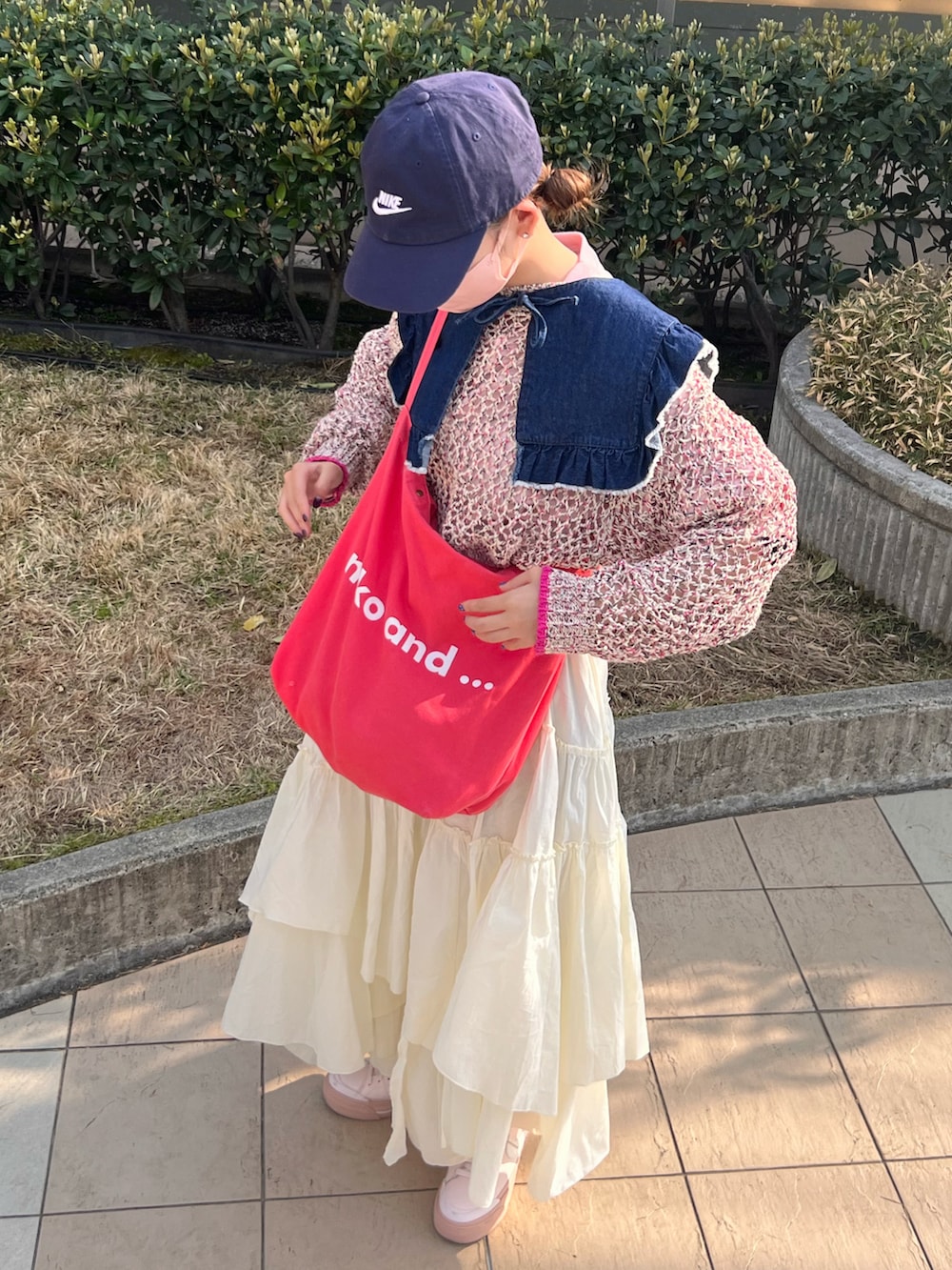 ブルー系のシャツ/ブラウス、ピンク系のショルダーバッグ、ピンク系のニット/セーターを着用したレディースの春コーディネートの3枚目の写真