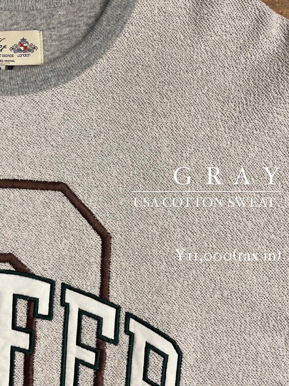 グレー系のスウェットを着用したメンズの冬コーディネートの4枚目の写真