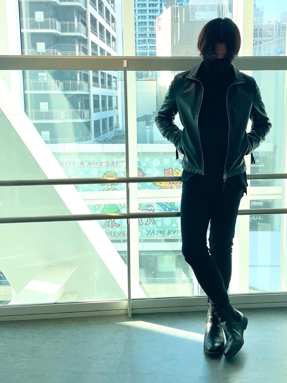 ブラック系のライダースジャケットを着用したメンズの冬コーディネートの2枚目の写真