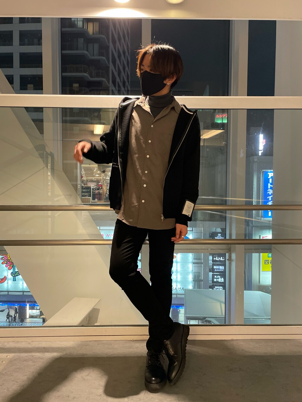 ブラック系のパーカー、ブラック系のチノパンツ、グレー系のニット/セーターを着用したメンズの冬コーディネートの2枚目の写真