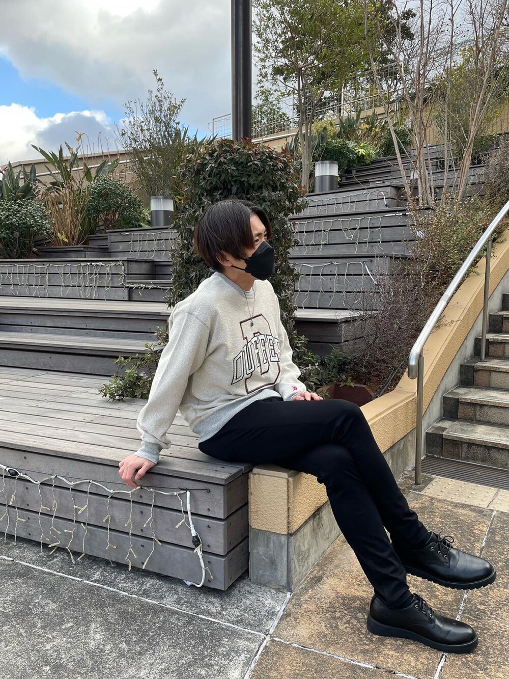 グレー系のスウェットを着用したメンズの冬コーディネートの2枚目の写真