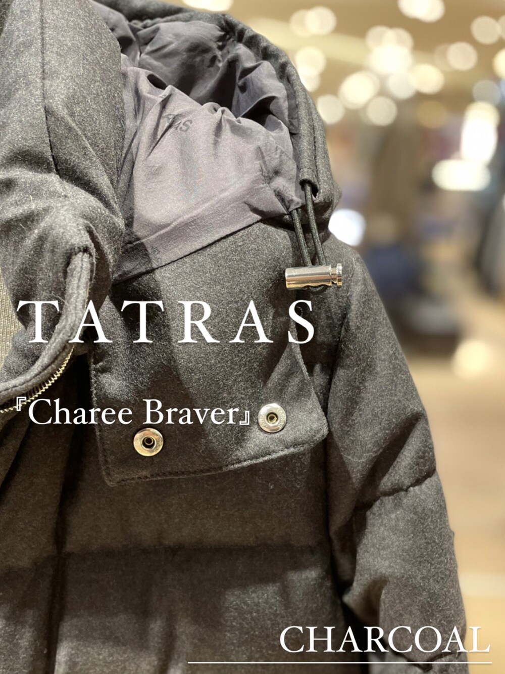 ブラック系のダウンジャケット/コート、グレー系のスラックスを着用したメンズの冬コーディネートの3枚目の写真