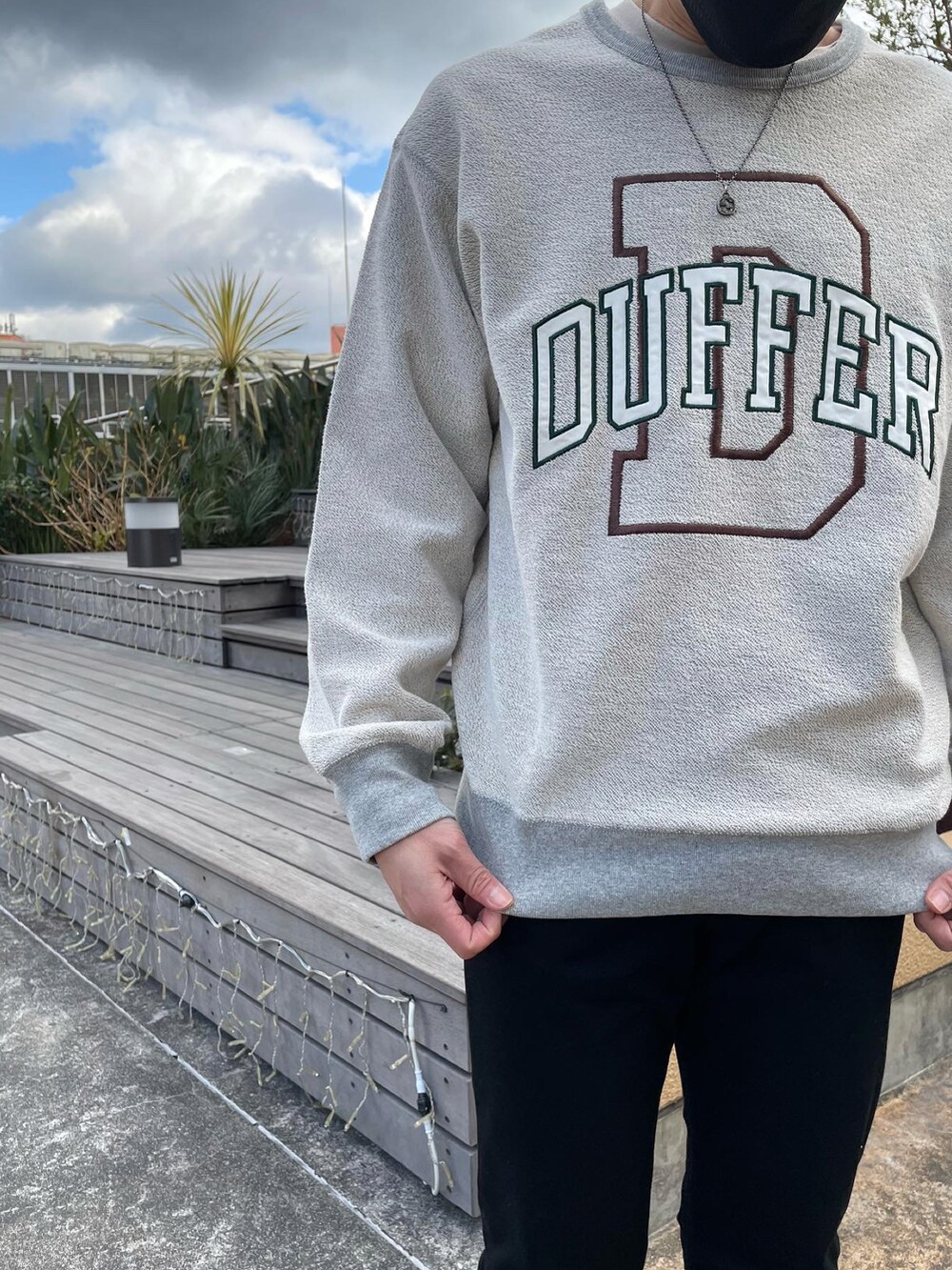 グレー系のスウェットを着用したメンズの冬コーディネートの3枚目の写真