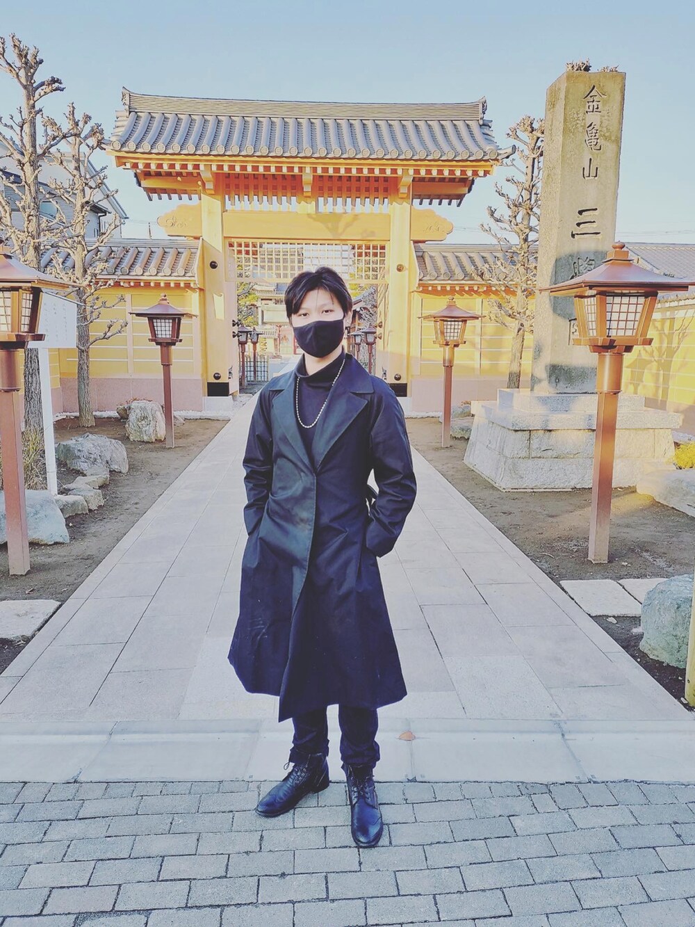 「ファッションの力を信じよう、原宿、埼玉県、ストリート、ウニクロ、black、fashion、streetstyle、streetfashion、ストリートファッション、harajuku、UNIQLO、ブラック、streetwear、streetfashionphotographer」｜「UNIQLOのTRENCH COAT（フォーマルスーツ/小物、ブラック系）」を使った、Enari Kenさん（メンズ・175cm）の冬コーディネートの2枚目の写真