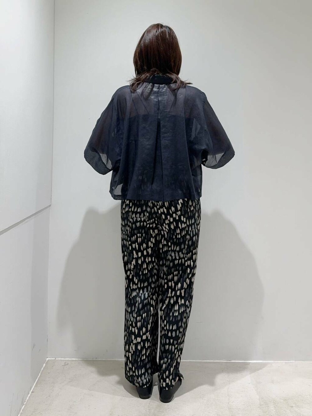 ブラック系のトートバッグ、ブラック系のキャミソール、ブラック系のドレスシューズを着用したレディースの夏コーディネートの3枚目の写真