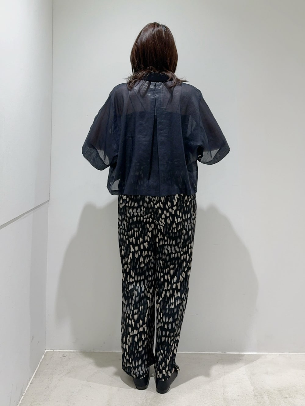 ブルー系のシャツ/ブラウス、ブラック系のトートバッグ、ブラック系のその他パンツを着用したレディースの夏コーディネートの3枚目の写真