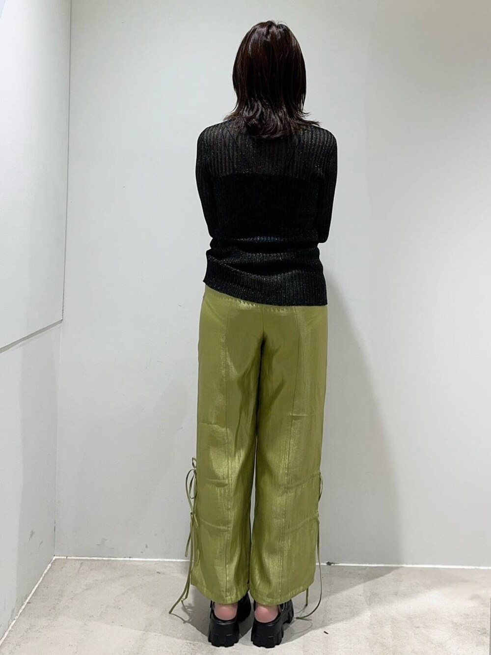 グリーン系のその他パンツ、ブラック系のカーディガン/ボレロ、ブラック系のネックレスを着用したレディースの夏コーディネートの3枚目の写真