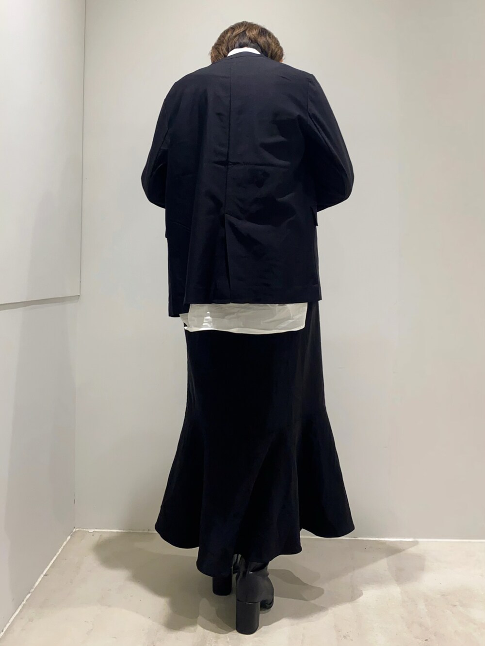 ホワイト系のシャツ/ブラウス、ブラック系のノーカラージャケット、ブラック系のスカートを着用したレディースの秋コーディネートの4枚目の写真
