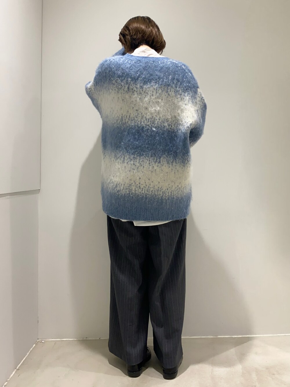 ホワイト系のシャツ/ブラウス、ブラック系のショルダーバッグ、ブルー系のカーディガン/ボレロを着用したレディースの秋コーディネートの5枚目の写真