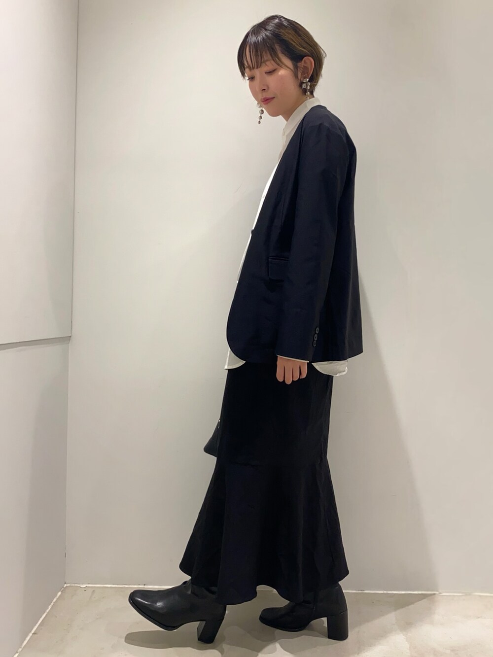ホワイト系のシャツ/ブラウス、ブラック系のノーカラージャケット、ブラック系のスカートを着用したレディースの秋コーディネートの3枚目の写真
