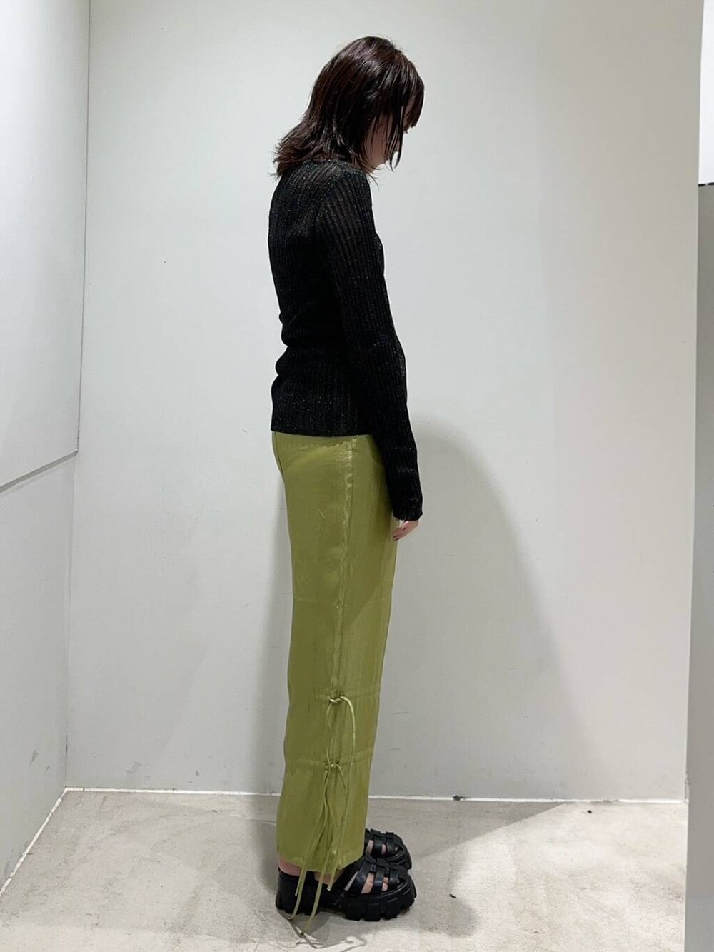 グリーン系のその他パンツ、ブラック系のカーディガン/ボレロ、ブラック系のネックレスを着用したレディースの夏コーディネートの2枚目の写真