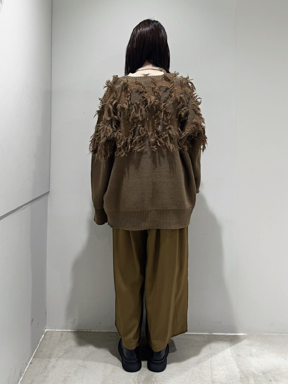 グリーン系のカーディガン/ボレロ、ベージュ系のTシャツ/カットソー、ベージュ系のその他パンツを着用したレディースの秋コーディネートの3枚目の写真