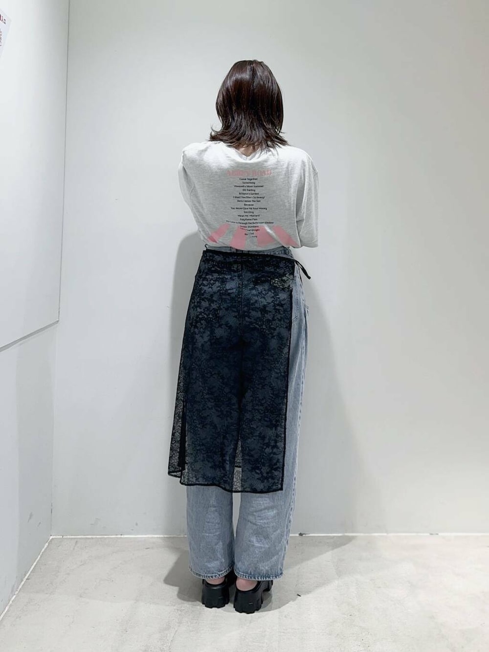 ブルー系のデニムパンツ、グレー系のTシャツ/カットソー、ブラック系のスカートを着用したレディースの夏コーディネートの3枚目の写真