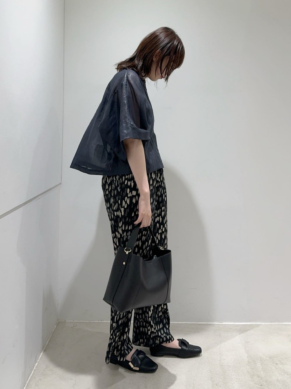 ブルー系のシャツ/ブラウス、ブラック系のトートバッグ、ブラック系のその他パンツを着用したレディースの夏コーディネートの2枚目の写真