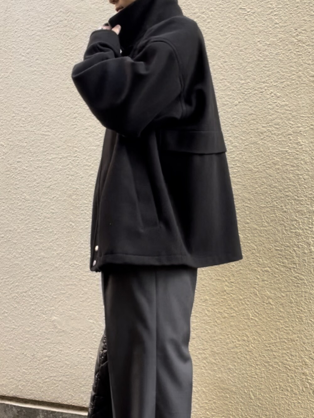 ブラック系のブルゾン、ホワイト系のシャツ/ブラウス、グレー系のスラックスを着用したメンズの秋コーディネートの3枚目の写真