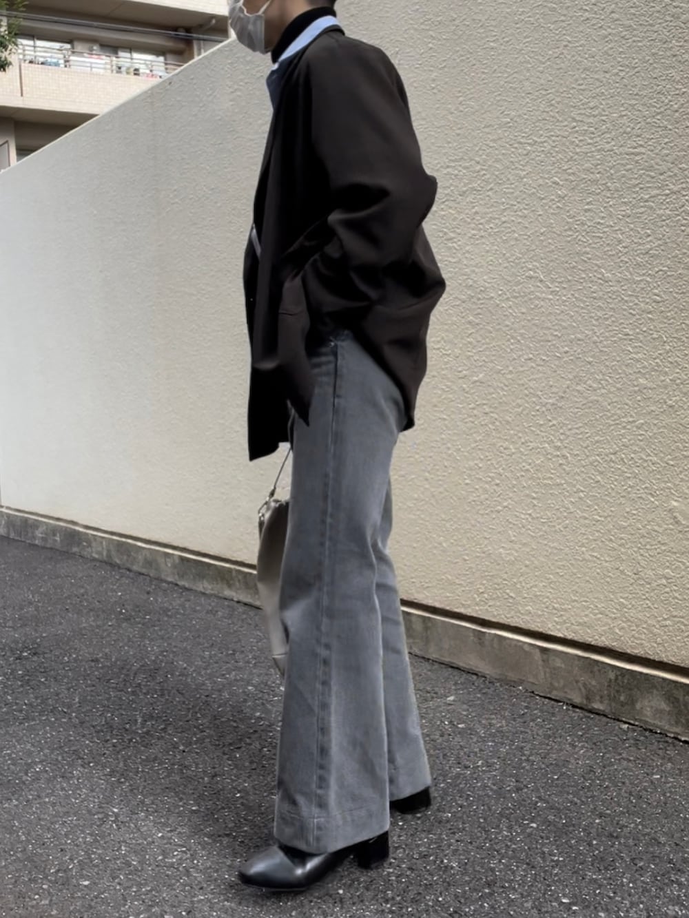 ブラウン系のテーラードジャケット、グレー系のデニムパンツ、ホワイト系のショルダーバッグを着用したメンズの秋コーディネートの2枚目の写真