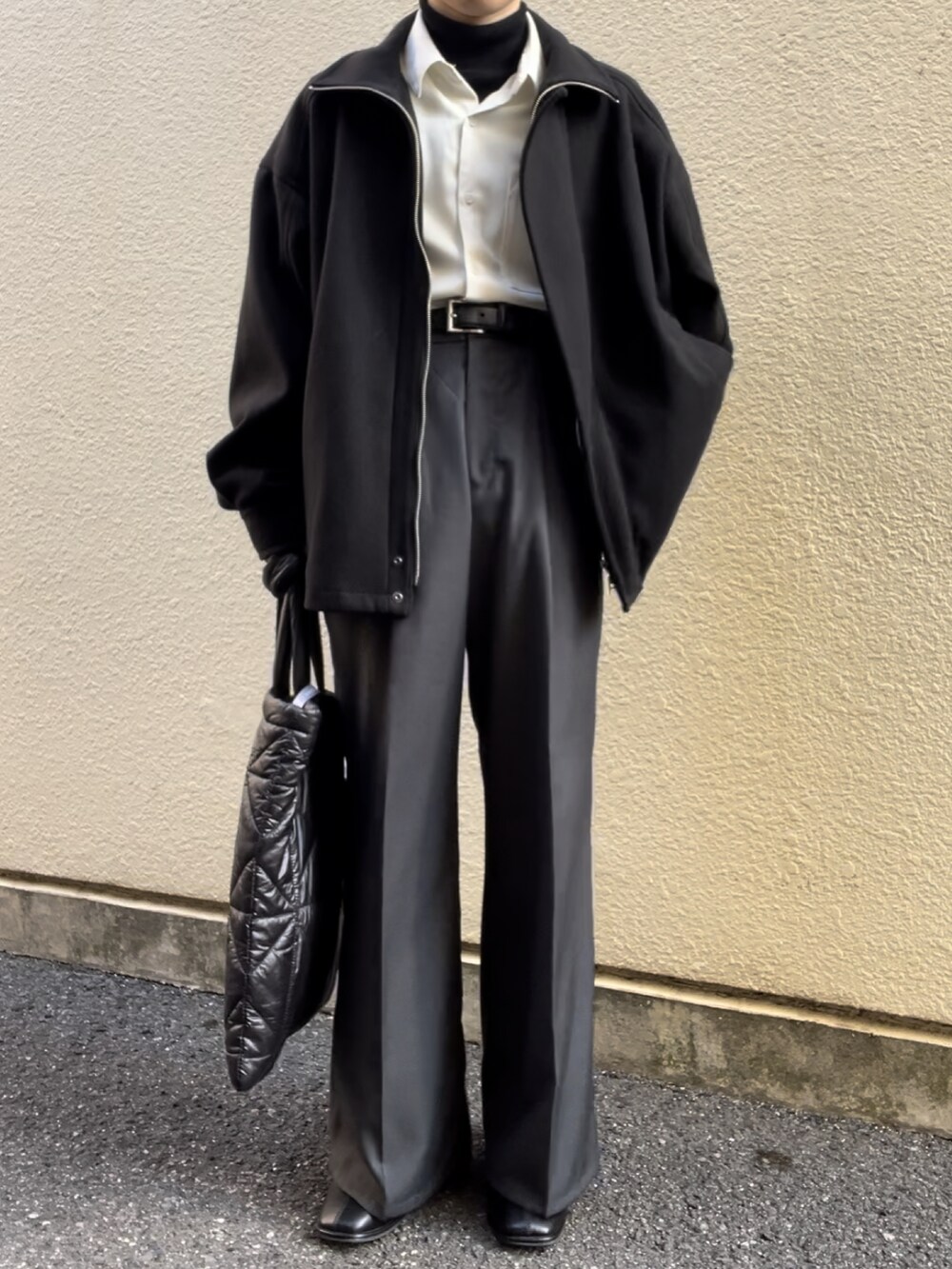 ブラック系のブルゾン、ホワイト系のシャツ/ブラウス、グレー系のスラックスを着用したメンズの秋コーディネートの2枚目の写真