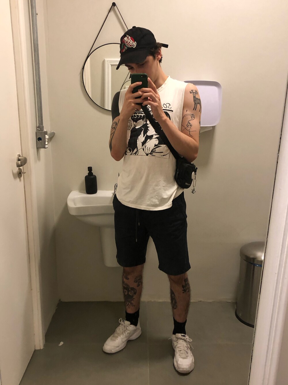 ホワイト系のTシャツ/カットソー、ブラック系のパンツを着用したメンズの冬コーディネートの2枚目の写真