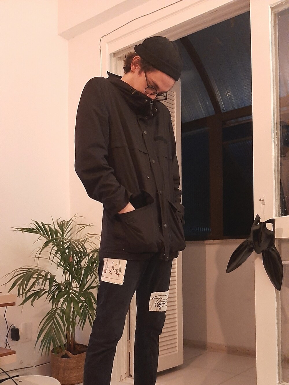 ブラック系のマウンテンパーカー、ブラック系のその他パンツ、ブラック系のその他シューズを着用したメンズの春コーディネートの2枚目の写真