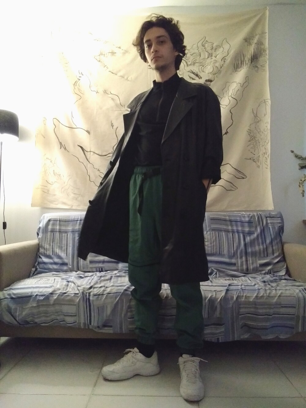 ホワイト系のスニーカー、グリーン系のその他パンツ、ブラック系のその他アウターを着用したメンズの春コーディネートの2枚目の写真