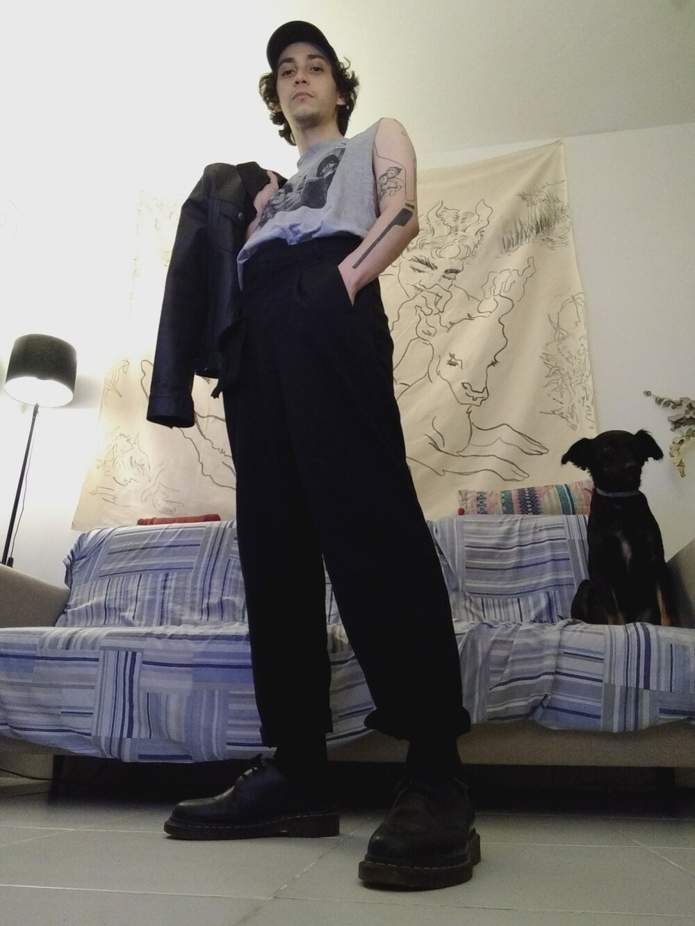 ブラック系のその他シューズ、ブラック系のその他パンツ、グレー系のTシャツ/カットソーを着用したメンズの春コーディネートの2枚目の写真