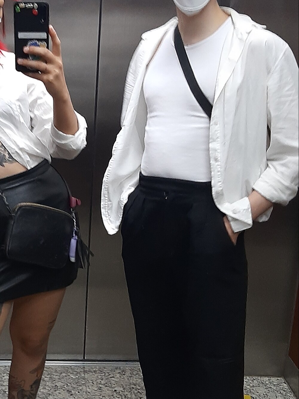 ホワイト系のタンクトップ、ホワイト系のシャツ/ブラウス、ブラック系のその他パンツを着用したメンズの春コーディネートの2枚目の写真