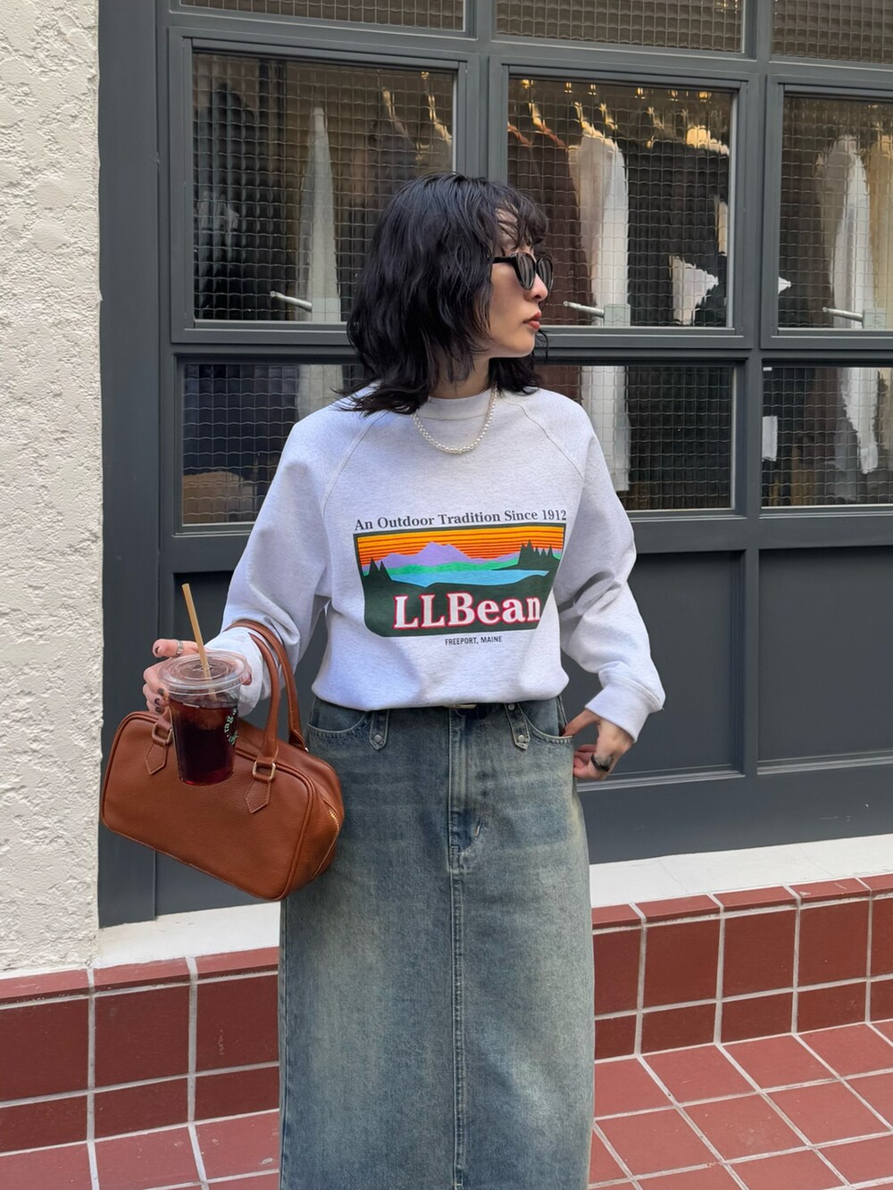 ブルー系のデニムスカート、イエロー系のショルダーバッグを着用したレディースの冬コーディネートの4枚目の写真