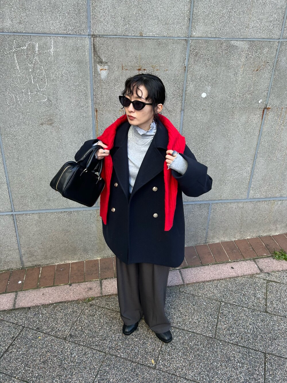 「冬コーデ、クリスマスに着たい服、マイベストコーデ2024、ブーツ、ニット、ボストンバッグ、休日スタイル、赤、きれいめカジュアル、冬アウター、オトナカジュアル、おでかけコーデ、ピーコート、スラックス、低身長コーデ」|「fredy emueのウール混ミドル丈Pコート(ピーコート、ブルー系)」を使った、スダサチカさん(レディース・155cm)の冬コーディネートの5枚目の写真