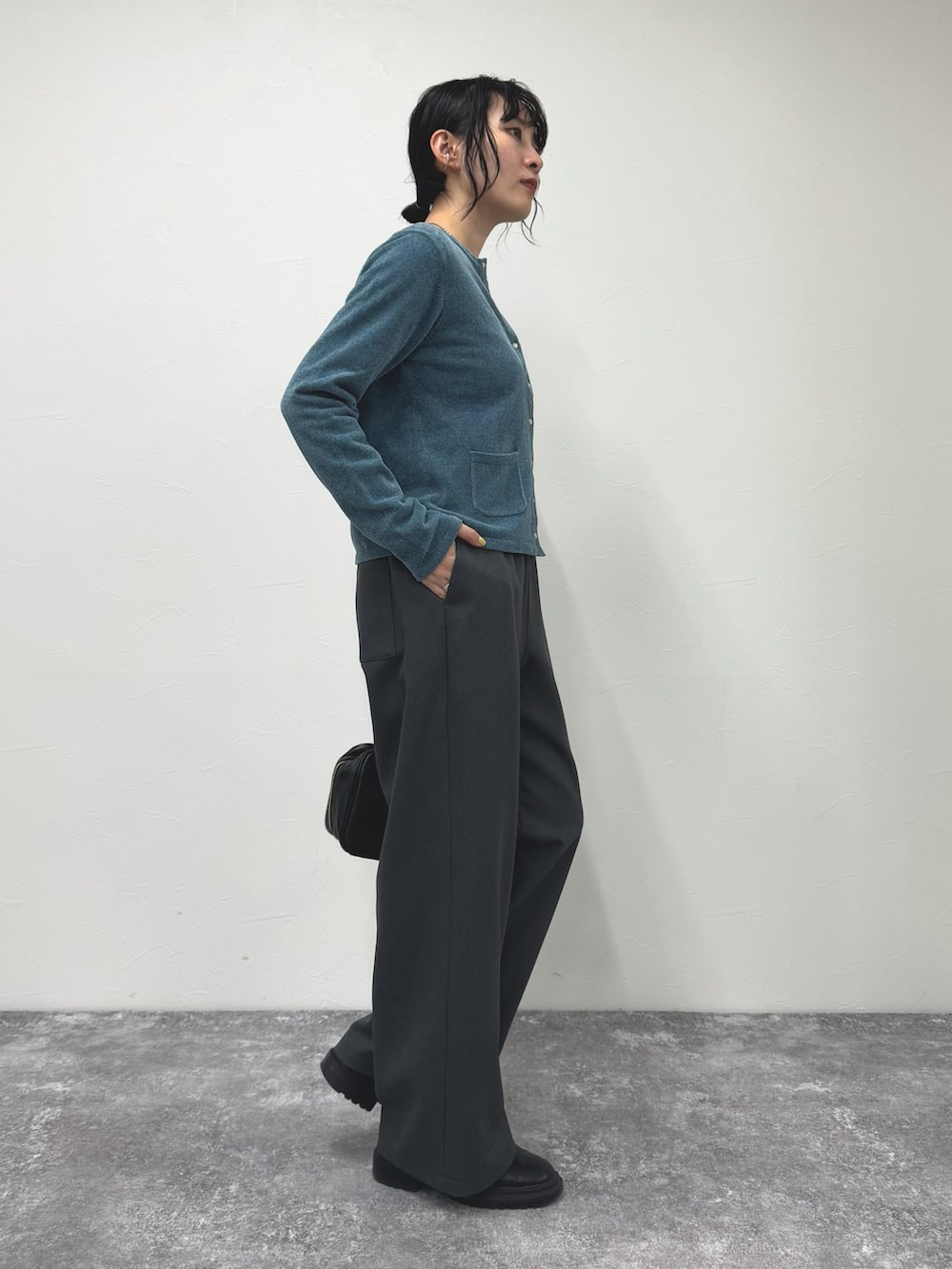 グレー系のTシャツ/カットソー、ブルー系のカーディガン/ボレロ、グレー系のその他パンツを着用したレディースの冬コーディネートの3枚目の写真