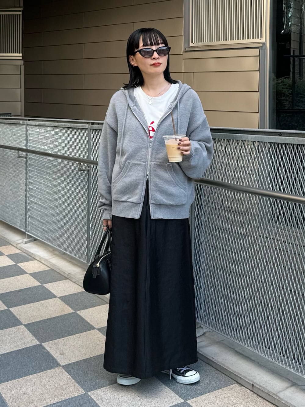 「スポーツミックス、ボストンバッグ、ロングスカート、スニーカー、秋コーデ、お出かけコーデ、パーカー、パーカーコーデ、ジップパーカ、スカート、コンバース、FREDY&GLOSTER、低身長コーデ、トレンドファッション、大人カジュアル」｜「fredy emueのフードニットZIPパーカー（パーカー、グレー系）」を使った、スダサチカさん（レディース・155cm）の秋コーディネートの5枚目の写真