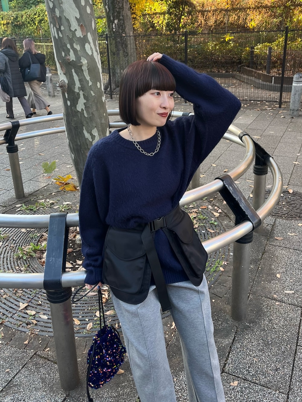 ブルー系のニット/セーター、グレー系のその他パンツ、ブルー系のサンダルを着用したレディースの冬コーディネートの2枚目の写真
