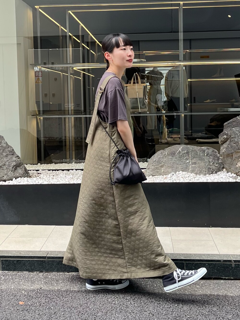 「アツいコーデ全部見せ、ショルダーバッグ、秋服準備はじめました、ロゴT、ワンピース、カラー×コーデ、休日スタイル、ジャンスカ、キルティング、Tシャツ、コンバース、ダークカラー、カーキ、秋先取りコーデ、低身長コーデ」｜「fredy emueのグラフィックプリントTシャツ（Tシャツ/カットソー、グレー系）」を使った、スダサチカさん（レディース・155cm）の夏コーディネートの2枚目の写真