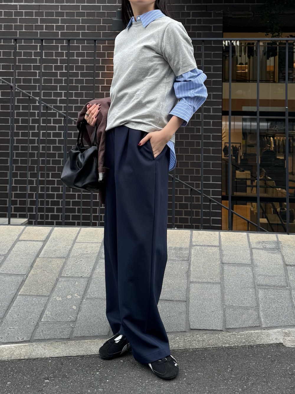 グレー系のTシャツ/カットソー、ブルー系のシャツ/ブラウス、ブルー系のその他パンツを着用したレディースの春コーディネートの4枚目の写真