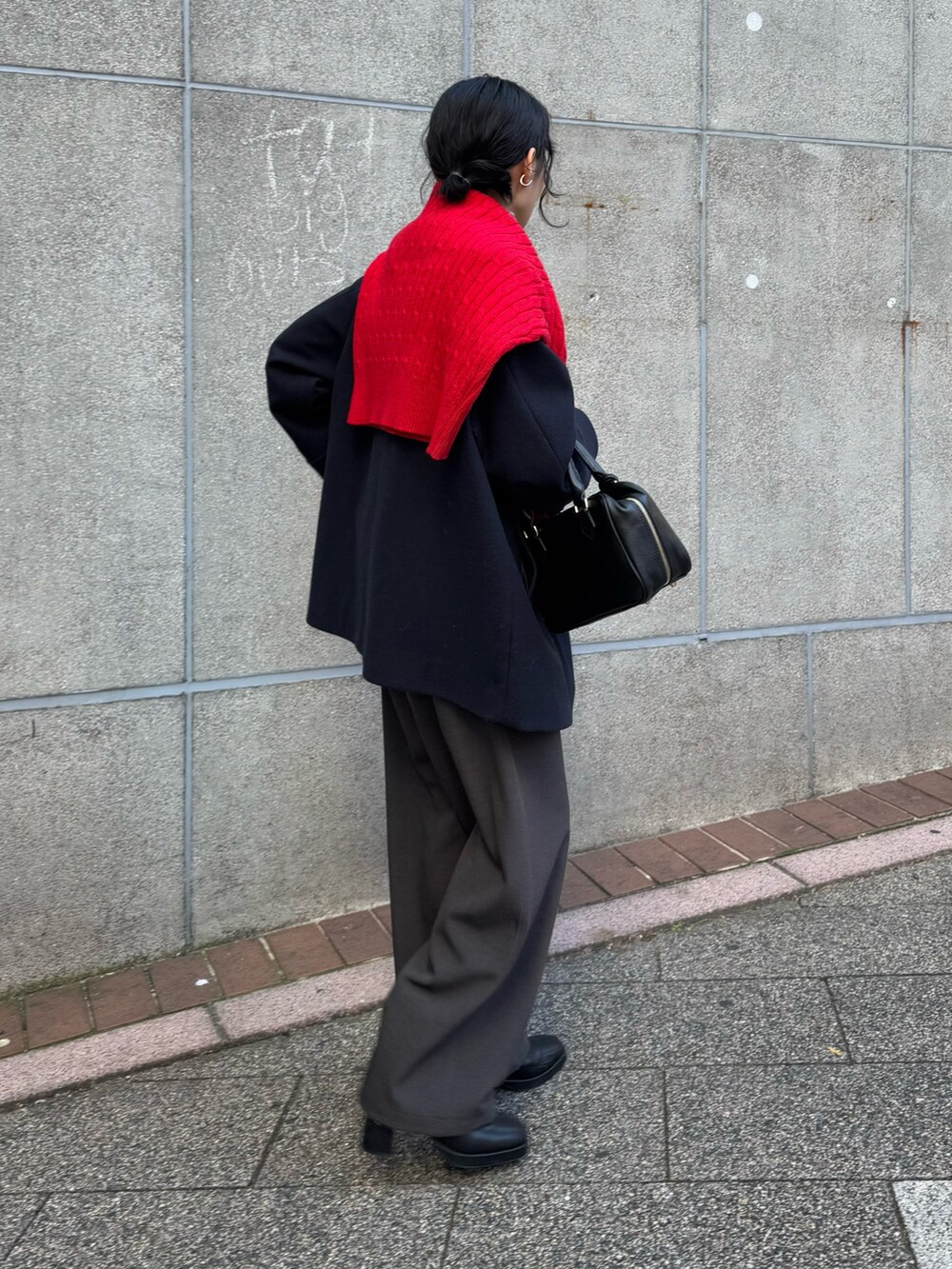 「冬コーデ、クリスマスに着たい服、マイベストコーデ2024、ブーツ、ニット、ボストンバッグ、休日スタイル、赤、きれいめカジュアル、冬アウター、オトナカジュアル、おでかけコーデ、ピーコート、スラックス、低身長コーデ」|「fredy emueのウール混ミドル丈Pコート(ピーコート、ブルー系)」を使った、スダサチカさん(レディース・155cm)の冬コーディネートの3枚目の写真