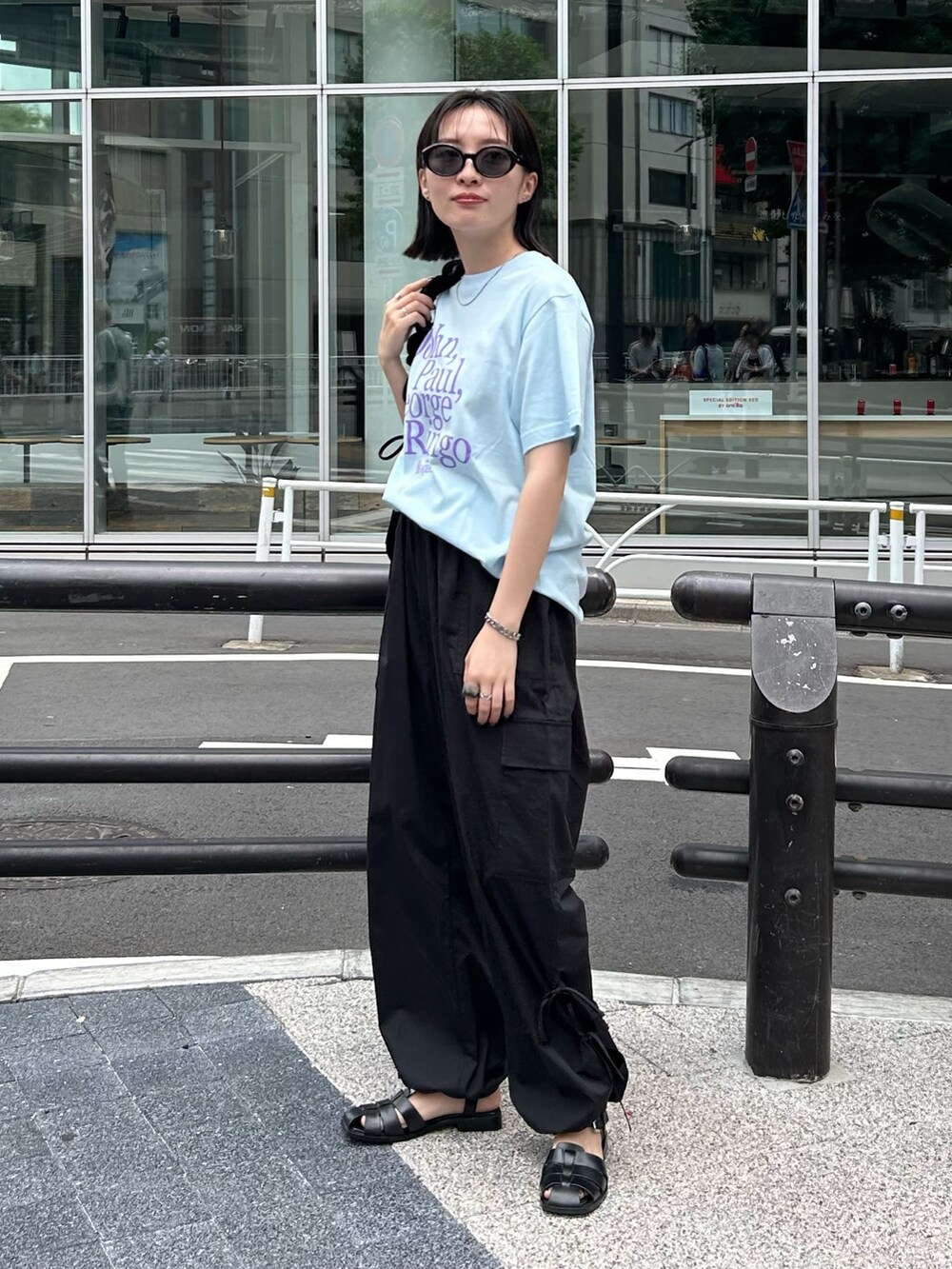 ブルー系のTシャツ/カットソーを着用したレディースの春コーディネートの2枚目の写真