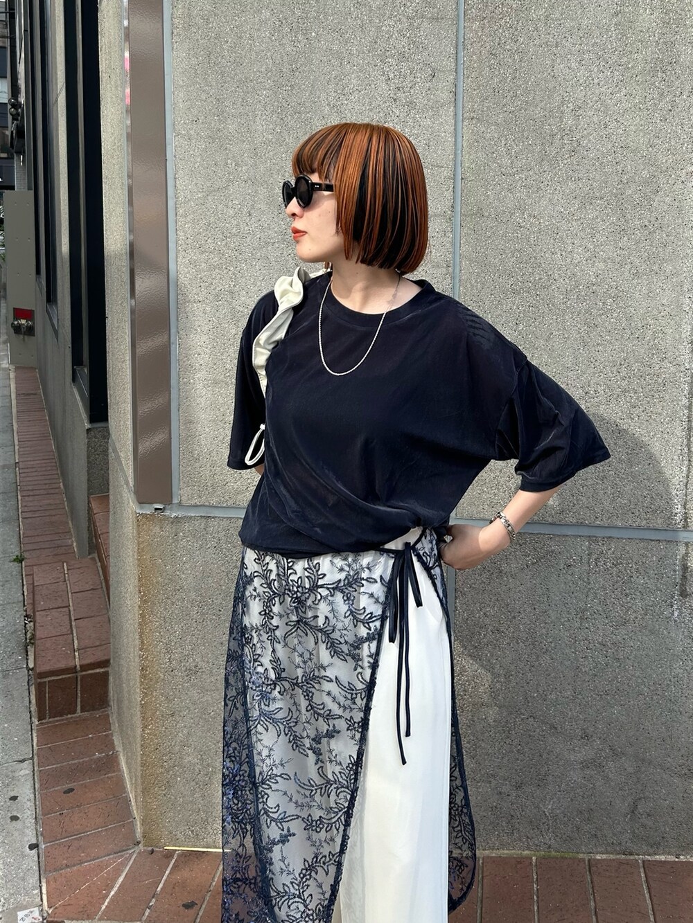 ブルー系のスカート、ホワイト系のその他パンツ、グレー系のサンダルを着用したレディースの夏コーディネートの4枚目の写真