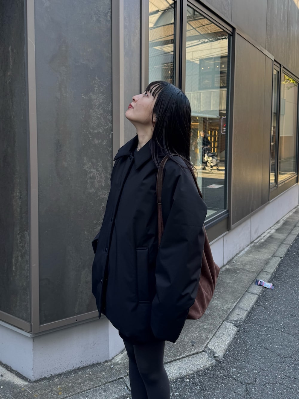 ブラック系のダッフルコート、グレー系のニット/セーターを着用したレディースの秋コーディネートの9枚目の写真