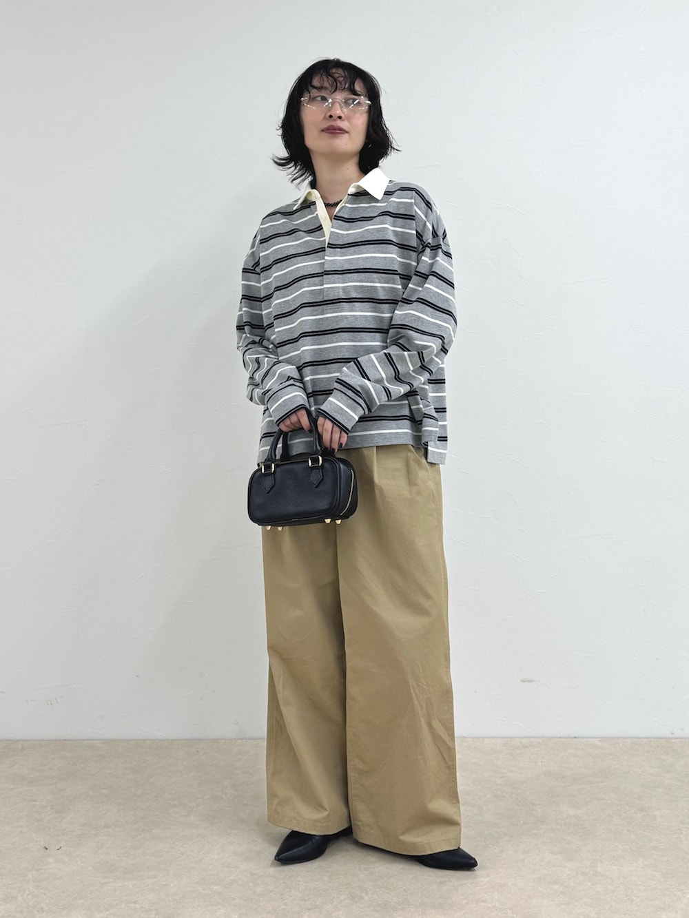 グレー系のTシャツ/カットソー、ベージュ系のその他パンツ、グレー系のネックレスを着用したレディースの秋コーディネートの2枚目の写真