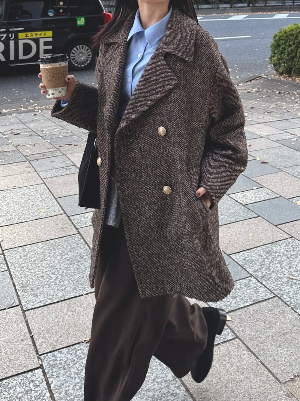 ベージュ系のピーコート、ブルー系のシャツ/ブラウス、ブラウン系のその他パンツを着用したレディースの秋コーディネートの6枚目の写真