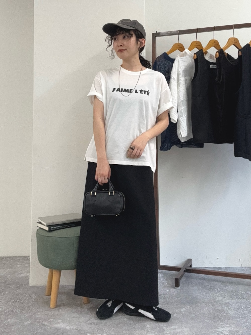「白Tシャツ、シンプルコーデ、夏コーデ、スニーカー、お出かけコーデ、ロングスカート、モノトーン、キャップ、着回しコーデ、大人カジュアル、スカートスタイル、タイトスカート、ロゴT、Tシャツコーデ、セールコーデ」｜「fredy emueのシルケットサマーロゴ半袖Tシャツ（Tシャツ/カットソー、ホワイト系）」を使った、スダサチカさん（レディース・155cm）の夏コーディネートの2枚目の写真