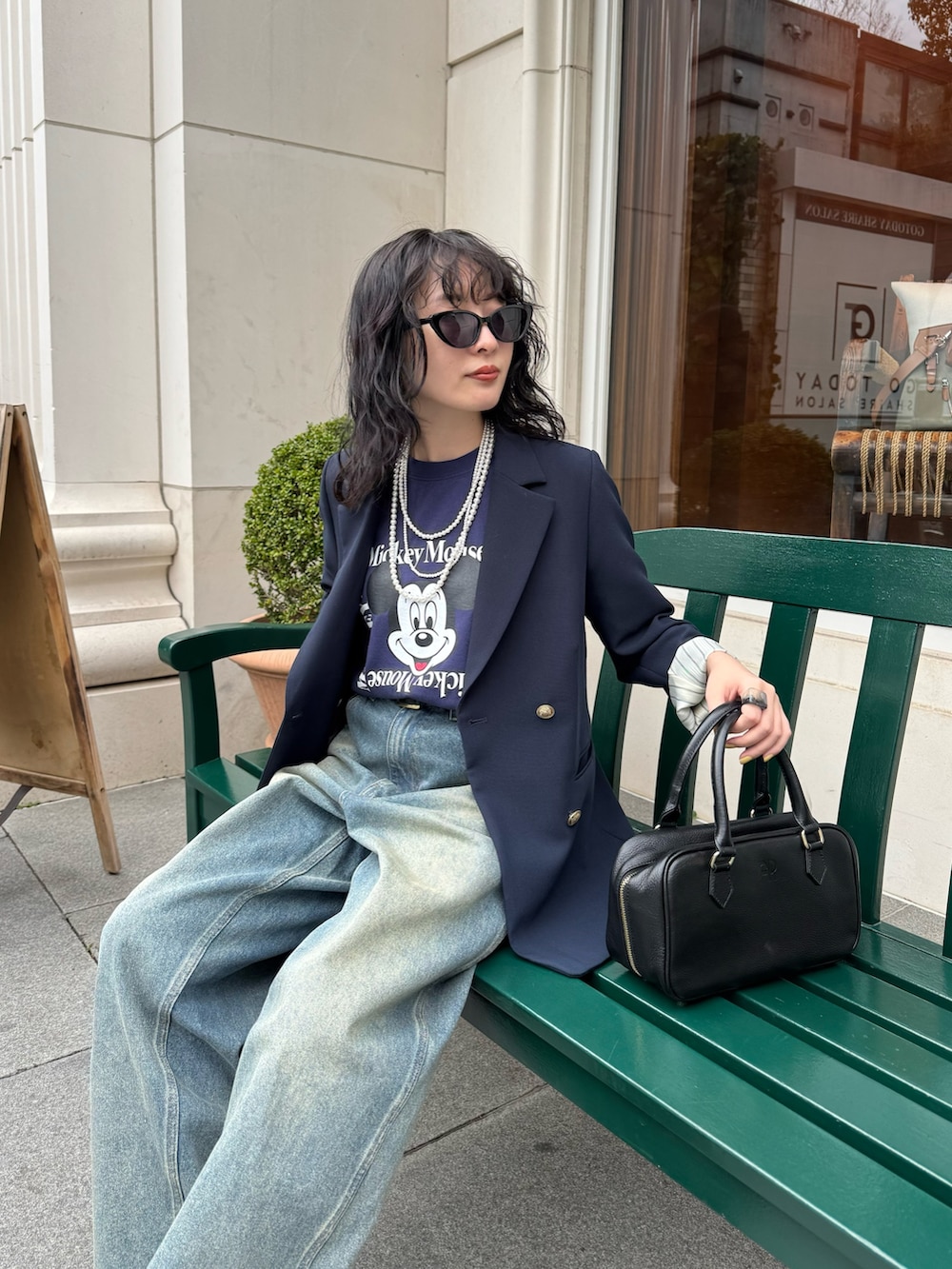 ブルー系のTシャツ/カットソー、ブルー系のテーラードジャケット、ブルー系のデニムパンツを着用したレディースの春コーディネートの2枚目の写真
