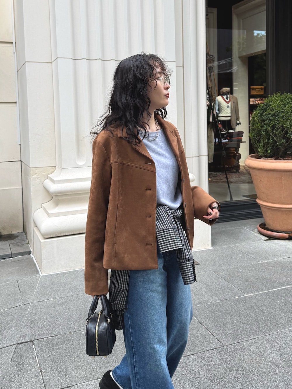 ブラウン系のダウンジャケット/コート、グレー系のスウェット、ブラック系のシャツ/ブラウスを着用したレディースの秋コーディネートの5枚目の写真