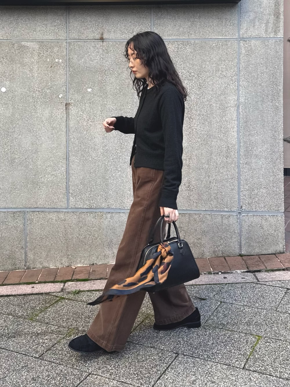 ブラック系のカーディガン/ボレロ、ブラウン系のその他パンツ、ブラック系のショルダーバッグを着用したレディースの秋コーディネートの6枚目の写真